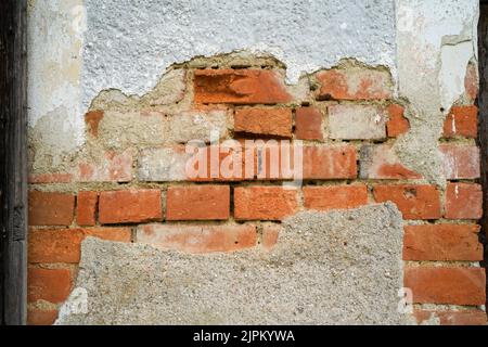 Peeling vernice bianca su muro di mattoni con mensola, interno di vecchio  edificio dilapidato, Philadelphia Pennsylvania USA Foto stock - Alamy