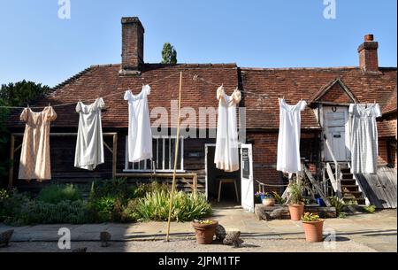 Abbigliamento in stile Regency sulla linea di lavaggio presso Jane Austen’s House, Chawton, vicino ad Alton, Hampshire, Regno Unito. Foto Stock