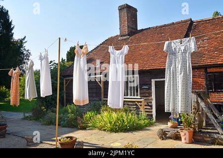 Abbigliamento in stile Regency sulla linea di lavaggio presso Jane Austen’s House, Chawton, vicino ad Alton, Hampshire, Regno Unito. Foto Stock