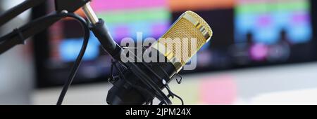 Studio di registrazione audio professionale con microfono e altoparlante Foto Stock