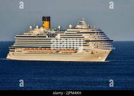 Marsiglia, Francia. 19th ago, 2022. La nave da crociera Costa Firenze arriva al porto mediterraneo francese di Marsiglia. Credit: SOPA Images Limited/Alamy Live News Foto Stock