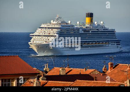 Marsiglia, Francia. 19th ago, 2022. La nave da crociera Costa Firenze arriva al porto mediterraneo francese di Marsiglia. Credit: SOPA Images Limited/Alamy Live News Foto Stock