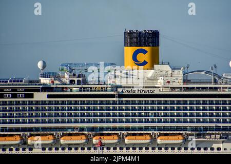 Marsiglia, Francia. 19th ago, 2022. La nave da crociera Costa Firenze arriva al porto mediterraneo francese di Marsiglia. Credit: SOPA Images Limited/Alamy Live News Foto Stock