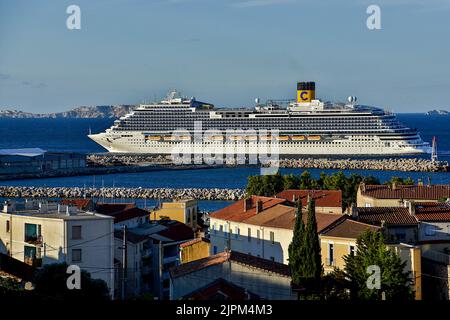 Marsiglia, Francia. 19th ago, 2022. La nave da crociera Costa Firenze arriva al porto mediterraneo francese di Marsiglia. Credit: SOPA Images Limited/Alamy Live News Foto Stock