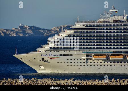 Marsiglia, Francia. 19th ago, 2022. La nave da crociera Costa Firenze arriva al porto mediterraneo francese di Marsiglia. Credit: SOPA Images Limited/Alamy Live News Foto Stock