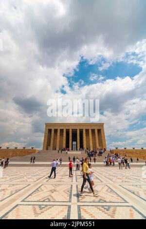 Popolo turco e Anitkabir o Mausoleo di Ataturk ad Ankara. 10 Kasim o 10th novembre foto verticale di sfondo. Ankara Turchia - 5.16.2022 Foto Stock