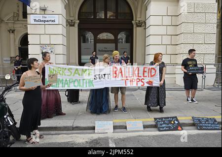 Vienna, Austria. 19th agosto, 2022. Terza tappa del venerdì per il futuro tour dei bloccanti climatici di fronte alla sede centrale di ÖVP (Partito popolare austriaco) a Vienna. Banner con l'iscrizione "una politica climatica efficace al posto delle punte da palla". Credit: Franz PERC/Alamy Live News Foto Stock