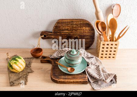 banco in legno del casale cucina con vari utensili da cucina e prodotti agricoli. il concetto di arredamento di una casa di campagna Foto Stock