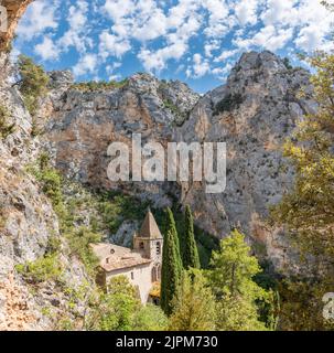 Chapelle Notre Dame-de-Beauvoir tra montagne paesaggio, Moustiers-Sainte-Marie, Francia, Europa Foto Stock