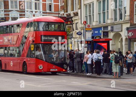 Londra, Regno Unito. 19th ago, 2022. I pendolari salpano su un autobus fuori dalla stazione di Liverpool Street mentre una metropolitana colpisce la capitale. I lavoratori della RMT (Rail, Maritime and Transport Union) della metropolitana di Londra hanno organizzato una passeggiata sulle retribuzioni e le pensioni. Credit: Vuk Valcic/Alamy Live News Foto Stock