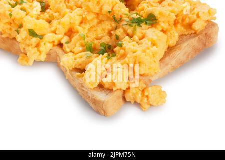 Shot studio di uova strapazzate su toast ritagliati su uno sfondo bianco - John Gollop Foto Stock