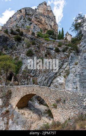 Chapelle Notre Dame-de-Beauvoir con una cascata a secco in primo piano, Moustiers-Sainte-Marie, Francia, Europa Foto Stock