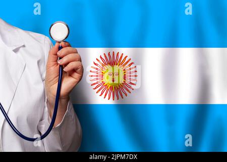 Mano di un operaio medico argentino con stetoscopio sulla bandiera di sfondo argentino Foto Stock