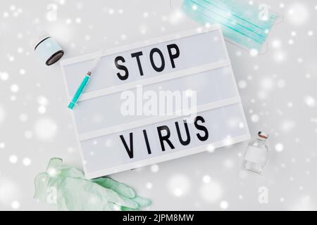 scatola luminosa con le parole di attenzione del virus di arresto Foto Stock