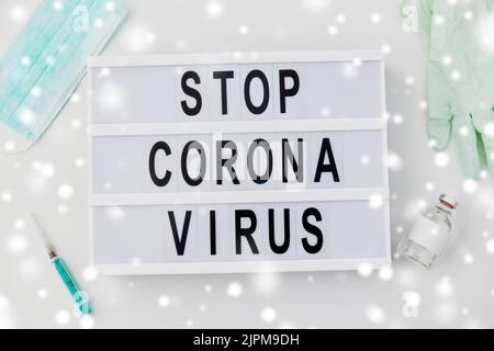 scatola luminosa con le parole di attenzione del coronavirus di arresto Foto Stock