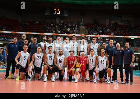 Cuneo, Italia. 18th ago, 2022. Team USA durante il torneo DHL Test Match - Italia vs USA, Pallavolo Intenationals a Cuneo, Italia, Agosto 18 2022 Credit: Independent Photo Agency/Alamy Live News Foto Stock