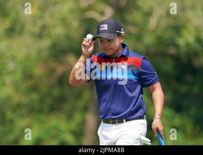 Giacarta, Indonesia. 19th ago, 2022. Agosto 19, 2022-Jakerta, Indonesia-Kongkraphan Patcharajutar della Thailandia reazione dopo il 9th sala finale durante un 2022 Simone Asia Pacific Cup giorno 2 a Pontok Indah Golf Cours a Giacarta, Indonesia. (Credit Image: © JJ Jung via ZUMA Press Wire) Foto Stock