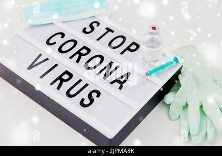 scatola luminosa con le parole di attenzione del coronavirus di arresto Foto Stock