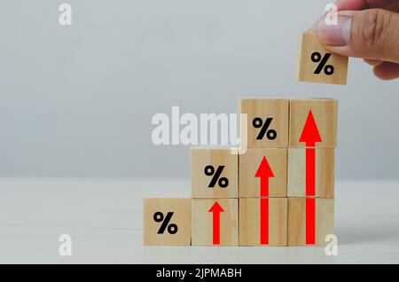 Cubetti di legno inflazione e freccia rossa con simbolo percentuale di cubo di legno sullo sfondo e copiare Space.Business concetti finanziari. Foto Stock