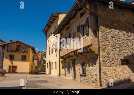 Una strada a Cividale del Friuli, Provincia di Udine, Friuli-Venezia Giulia, Nord-Est Italia. L'edificio in primo piano mostra il tradizionale jetting con supporto ad arco Foto Stock