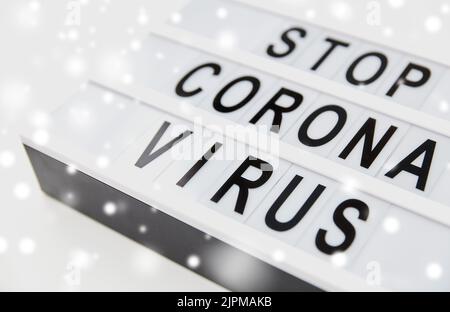 primo piano di lightbox con stop corona virus parole Foto Stock