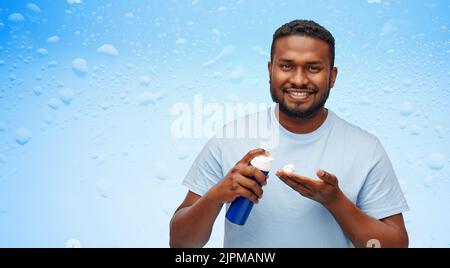 felice uomo afroamericano con crema da barba Foto Stock