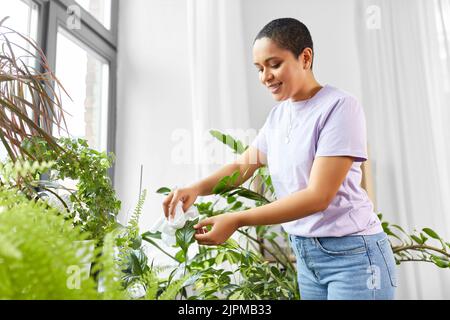 felice african american donna pulizia casalinga Foto Stock