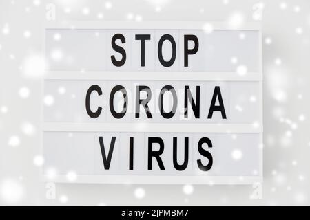 scatola luminosa con le parole di attenzione del coronavirus di arresto Foto Stock