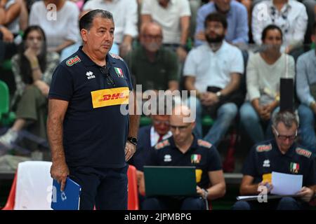 Cuneo, Cuneo, Italia, 18 agosto 2022, Ferdinando De Giorgi (Italia) allenatore di testa durante il torneo DHL Test Match - Italia vs USA - Pallavolo Intenationals Foto Stock