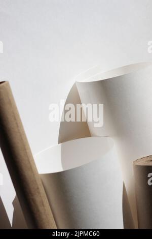 Rotoli di carta dell'artista su sfondo bianco. Mockups Studio di Design moderno. Foto Stock