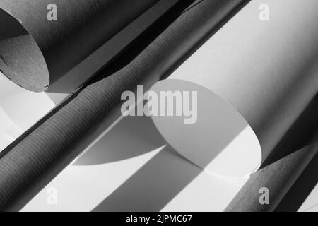 Rotoli di carta Kraft in bianco e nero. Modello di progettazione per ambienti di lavoro minimi. Foto Stock