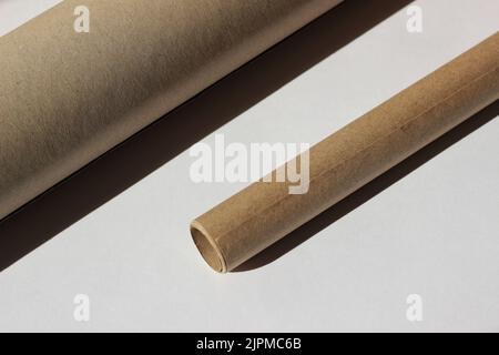 Modello Business Copy Space. Piano di lavoro minimalista con rotoli di carta su sfondo bianco. Foto Stock