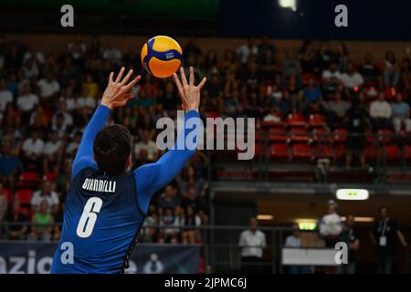 Cuneo, Italia. 18th ago, 2022. Simone Giannelli (Italia) durante il torneo DHL Test Match - Italia vs USA, Volley Intenationals a Cuneo, Italia, Agosto 18 2022 Credit: Independent Photo Agency/Alamy Live News Foto Stock