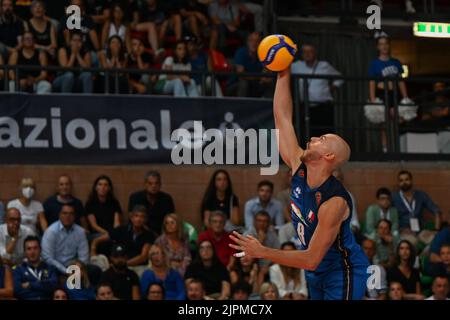 Cuneo, Italia. 18th ago, 2022. Riccardo Sbertoli (Italia) durante il torneo DHL Test Match - Italia vs USA, Volley Intenationals a Cuneo, Italia, Agosto 18 2022 Credit: Independent Photo Agency/Alamy Live News Foto Stock