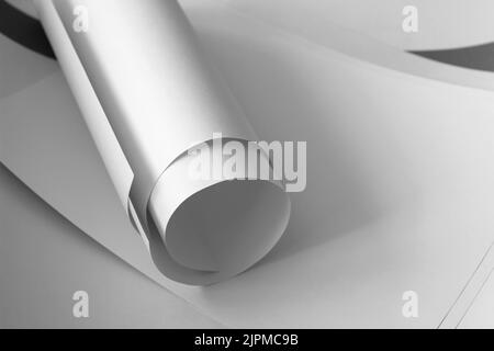 Spazio di lavoro di Design Studio con rotoli di carta, fogli per progetti, disegni. Mockup spazio di copia minimo. Foto Stock