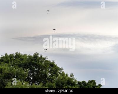 Il paracadute di un personaggio militare salta su East Barsham, Norfolk, Regno Unito. Foto Stock