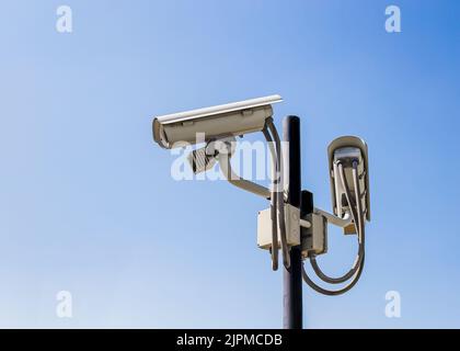 Telecamera CCTV installata al di fuori del concetto di protezione di sicurezza dell'edificio. Foto Stock