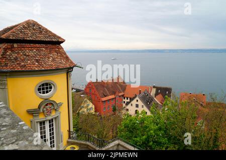 Una vista panoramica del lago di Costanza dal Neues Schloss Meersburg (nuovo castello di Meersburg) a Meersburg, Baden-Württemberg, Germania Foto Stock