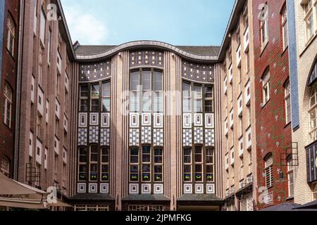 Berlino, Germania - 2022.07.29: Vista ad angolo alto del cortile Hackesche Hofe. Foto Stock