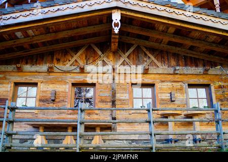 Casa rustica in legno nelle Alpi austriache della regione di Gramai (Gramaialm), Austria Foto Stock