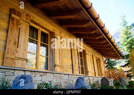 Casa rustica in legno nelle Alpi austriache della regione di Gramai (Gramaialm), Austria Foto Stock