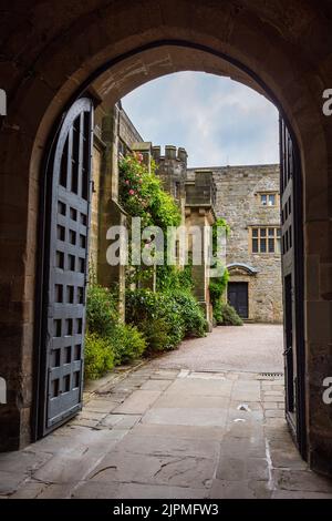 Il cancello d'ingresso al Castello di Chirk, Wrexham, Galles del Nord Foto Stock