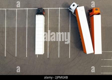 foto del drone dall'alto fino al parcheggio dei camion pesanti. Il concetto di logistica e trasporto di merci. Foto Stock