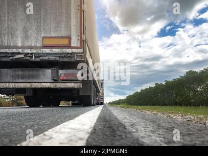 I carrelli sono bloccati nel traffico. Una colonna di semirimorchi sulla superstrada. Concetto di interruzione della logistica dei trasporti e delle catene di fornitura Foto Stock