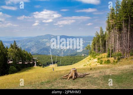 Bella vista panoramica in estate sul Monte Cimone nei pressi del Lago di Ninfa. Paesaggio dell'Appennino Tosco-Emiliano di Sestola, provincia di Modena, Italia Foto Stock