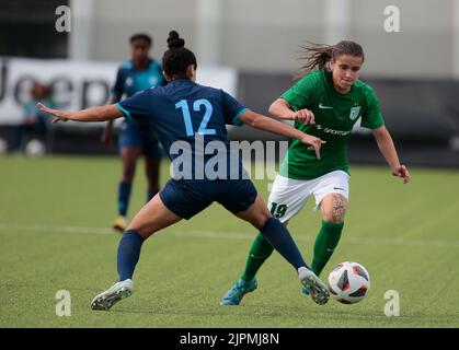 Anastasia Ivanova di Tallinna FC Flora e Nichol Rantisi di fc qiryat durante la partita Tallin FC Flora e FC qiryat del primo turno di qualificazione della UEFA Women’s Champions League il 18 agosto 2022 presso il Juventus Training Ground di Torino. Foto Nderim Kaceli Foto Stock