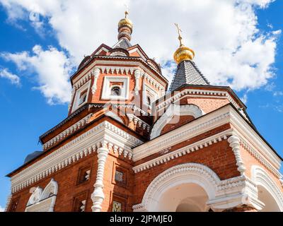 Torri della Cappella della Cattedrale dell'Assunzione in memoria del 17 ottobre 1888 in nome dei Santi Alexander Nevsky, Maria Maddalena, ecc in Yaroslavl ci Foto Stock