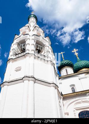 torre della Chiesa di Elia il Profeta sotto il cielo blu nella città di Yaroslavl il giorno di sole estate Foto Stock