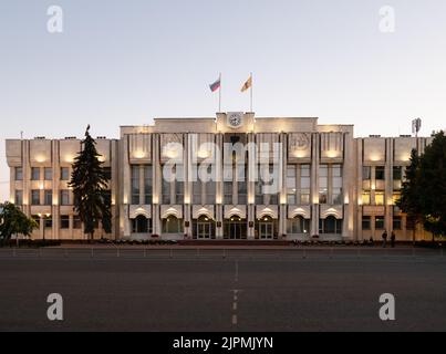 Yaroslavl, Russia - 10 agosto 2022: Costruzione della Duma regionale di Yaroslavl, governo della regione di Yaroslavl nella città di Yaroslavl a Sovetskaya Squar Foto Stock