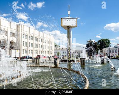 Yaroslavl, Russia - 11 agosto 2022: Fontana vicino alla costruzione della Duma regionale di Yaroslavl, governo della regione di Yaroslavl nella città di Yaroslavl Foto Stock